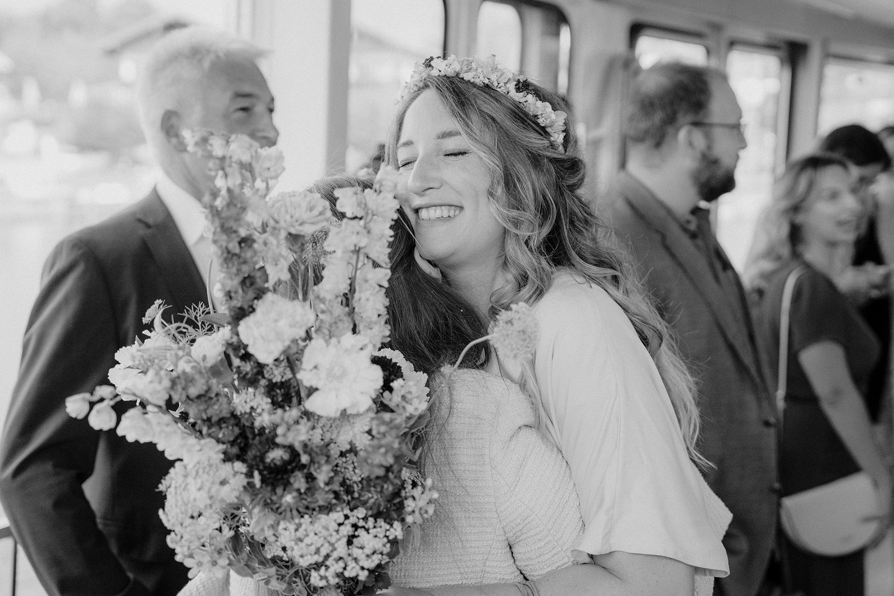 Chiemsee Hochzeit, See, Fähre, Umarmung, Braut, Hochzeitsfotograf München, Hochzeitsfotograf Chiemsee