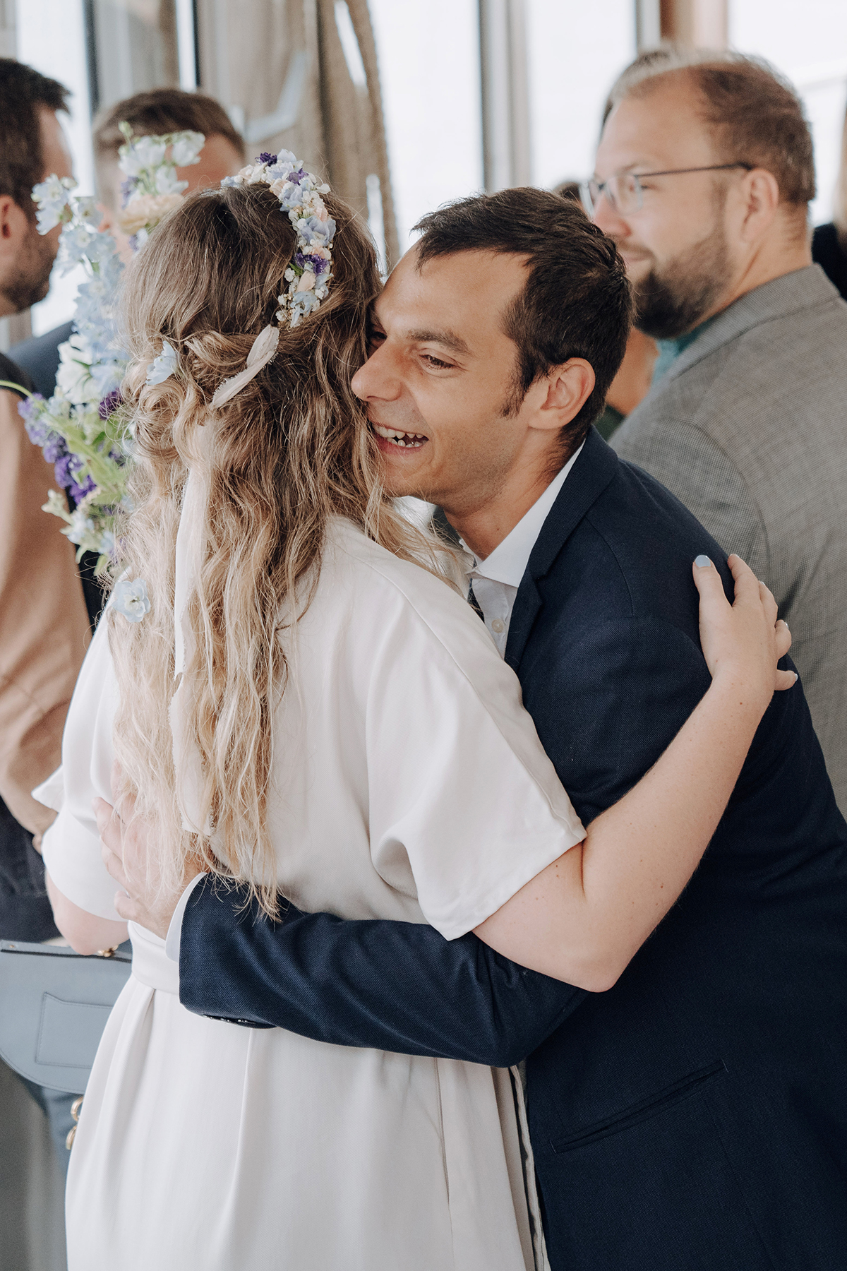 Chiemsee Hochzeit, See, Fähre, Hochzeitsfotograf München, Hochzeitsfotograf Chiemsee, Braut, Umarmung, Trauzeuge