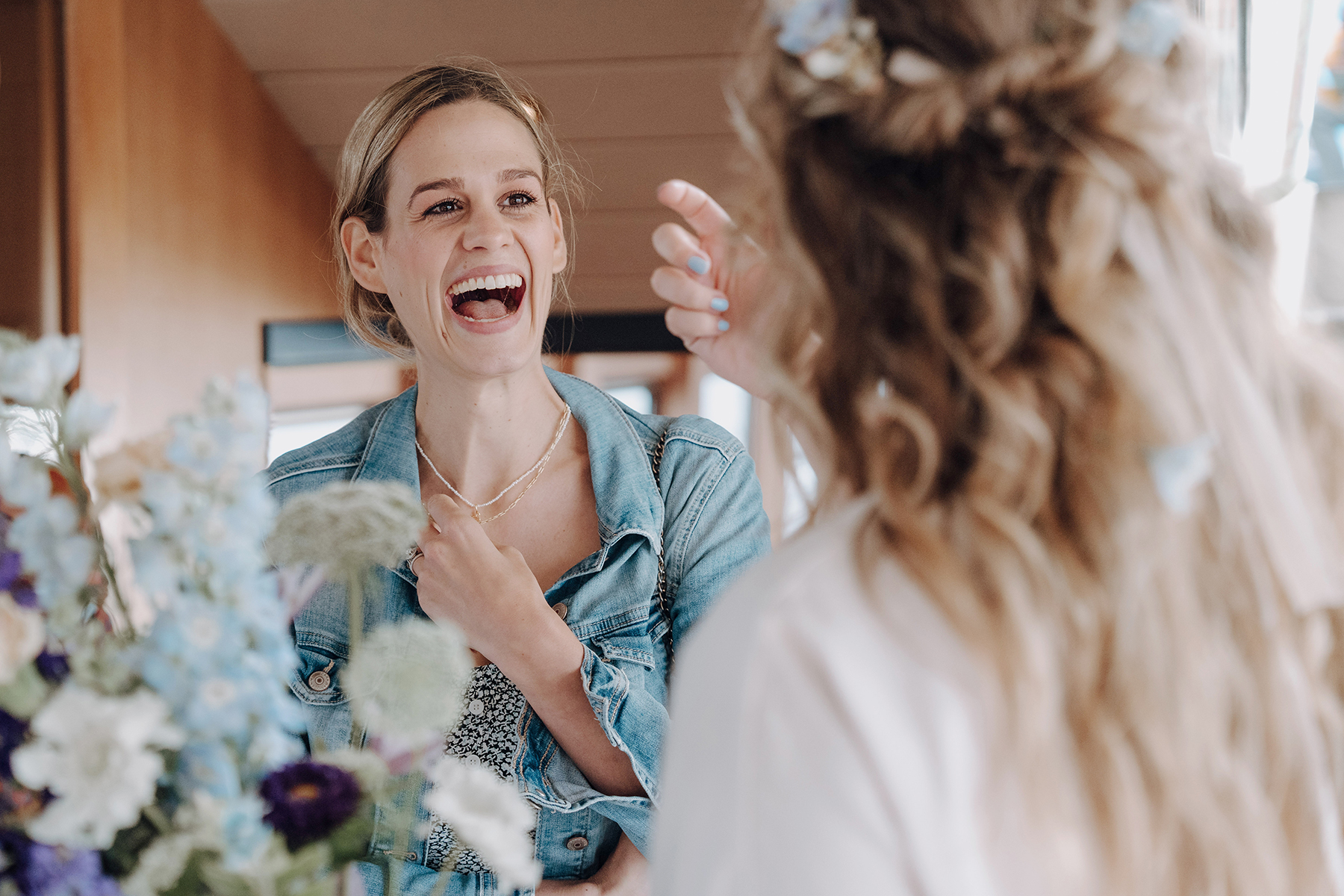 Chiemsee Hochzeit, See, Fähre, Hochzeitsfotograf München, Hochzeitsfotograf Chiemsee, Hochzeitsgast, Lachen, Fröhlich