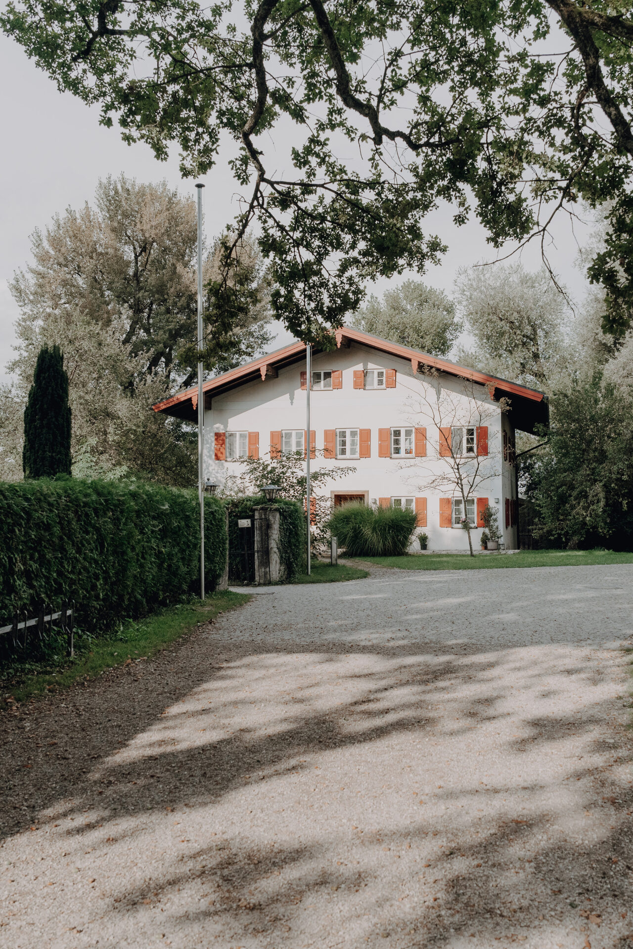 Chiemsee Hochzeit, See, Fraueninsel, Fähre, Hochzeitsfotograf München, Hochzeitsfotograf Chiemsee, Standesamt, Haus, rote Fensterläden