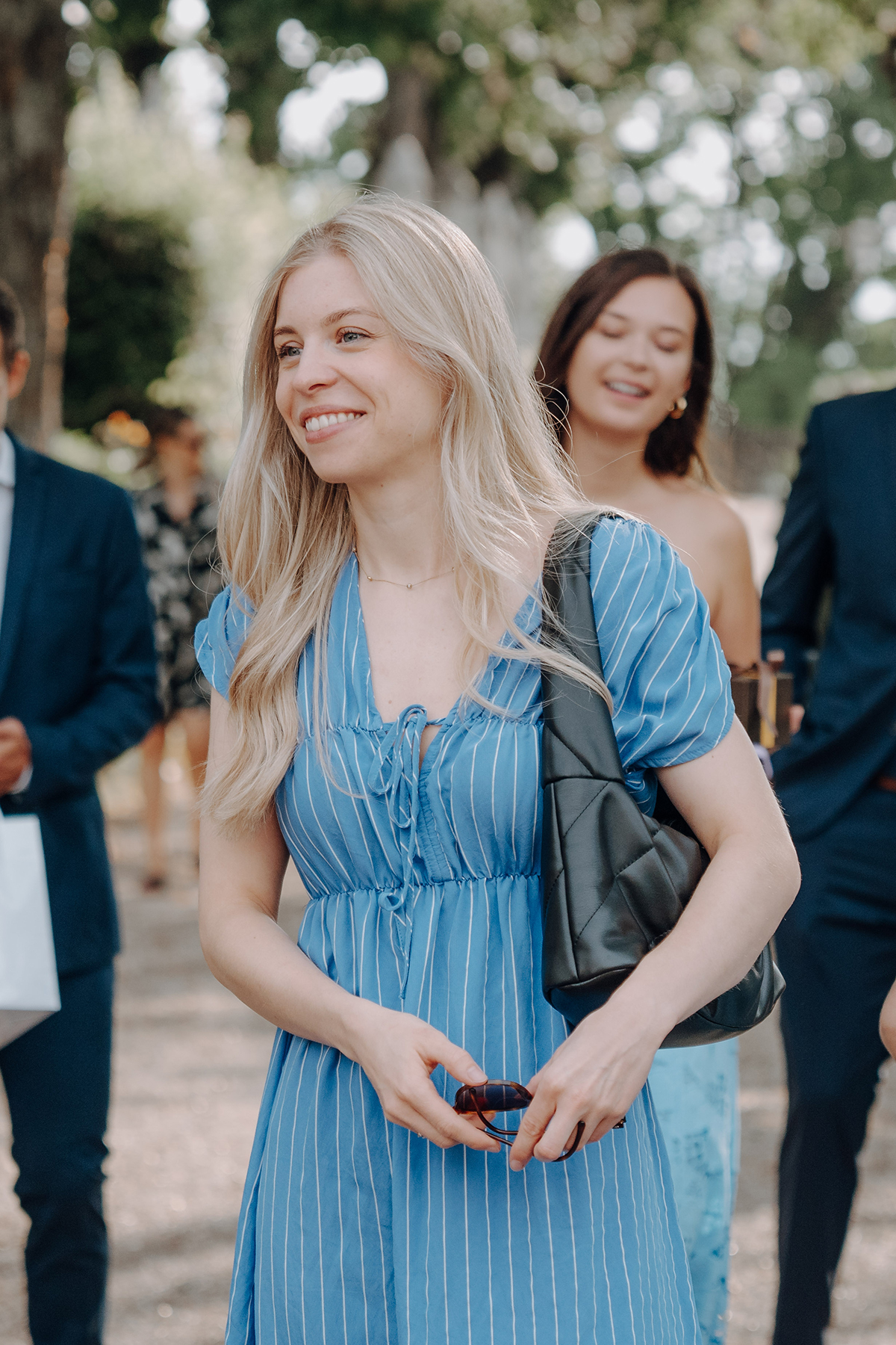 Chiemsee Hochzeit, See, Fraueninsel, Fähre, Hochzeitsfotograf München, Hochzeitsfotograf Chiemsee, Standesamt, Frau, Hochzeitsgast, blauens Sommerkleid