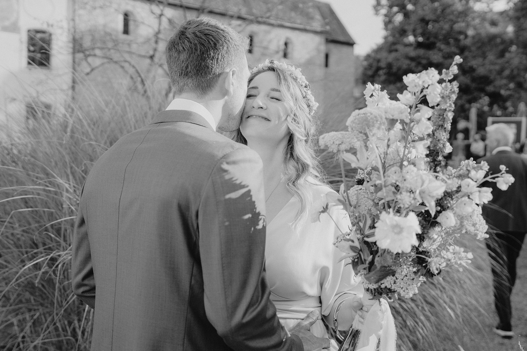Chiemsee Hochzeit, See, Fraueninsel, Fähre, Hochzeitsfotograf München, Hochzeitsfotograf Chiemsee, Standesamt, First Look, Wangenkuss