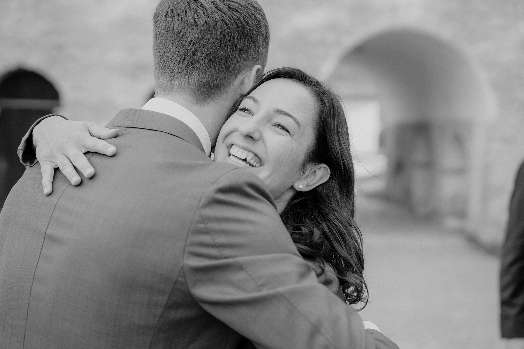 Chiemsee Hochzeit, See, Fraueninsel, Fähre, Hochzeitsfotograf München, Hochzeitsfotograf Chiemsee, Standesamt, Umarmung, Frau