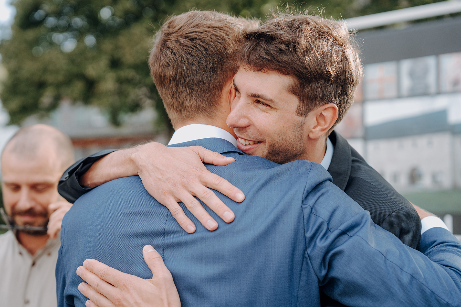 Chiemsee Hochzeit, See, Fraueninsel, Fähre, Hochzeitsfotograf München, Hochzeitsfotograf Chiemsee, Standesamt, Umarmung, Bräutigam