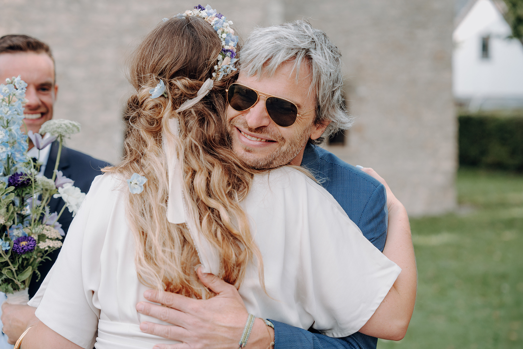 Chiemsee Hochzeit, See, Fraueninsel, Fähre, Hochzeitsfotograf München, Hochzeitsfotograf Chiemsee, Standesamt, Umarmung Hochzeitsgast