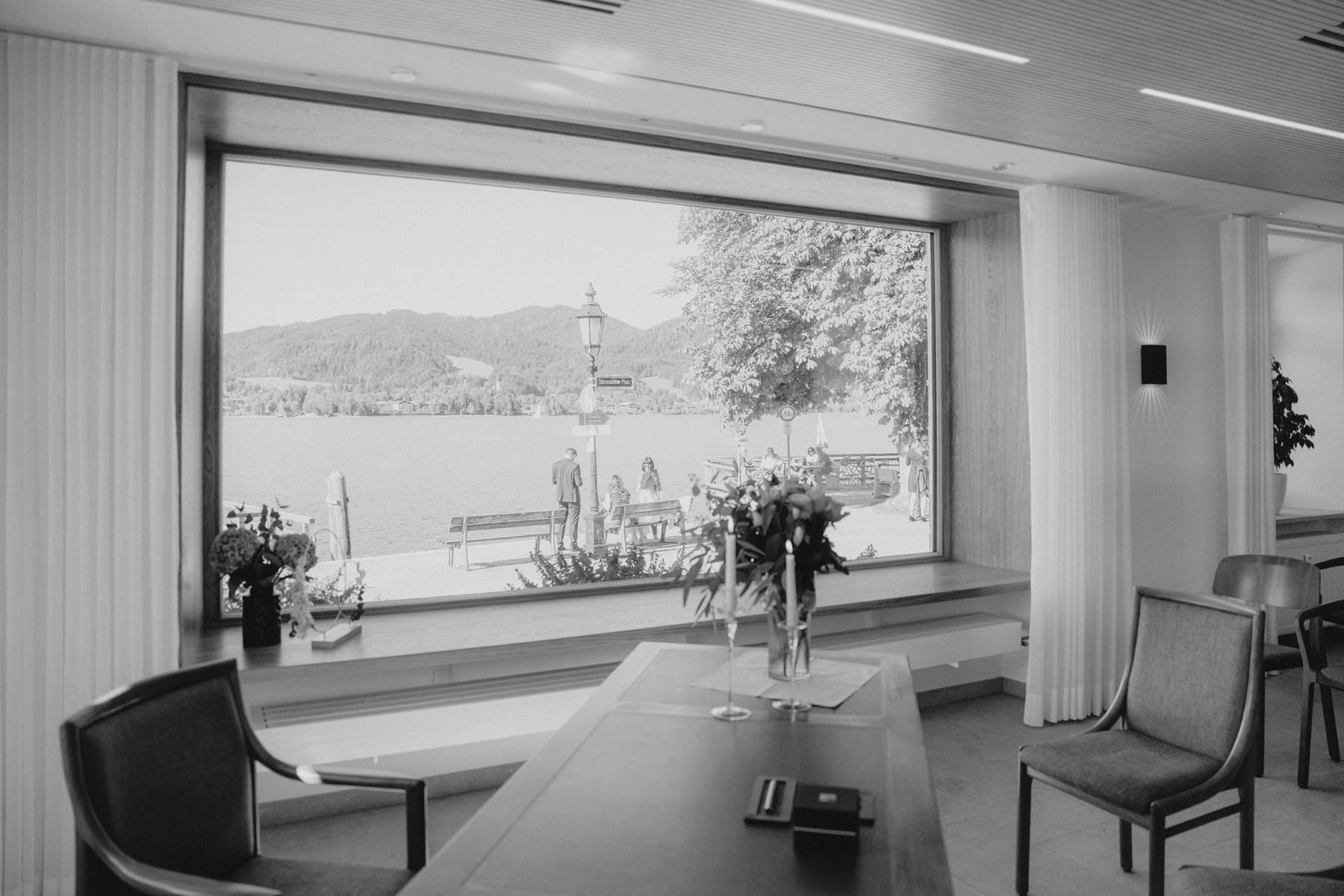 Hochzeitsfotograf Tegernsee, Rathaus Tegernsee, Hochzeit Tegernsee, Standesamt Tegernsee, Gebäude, Ausblick Tegernsee, Panorama Fenster