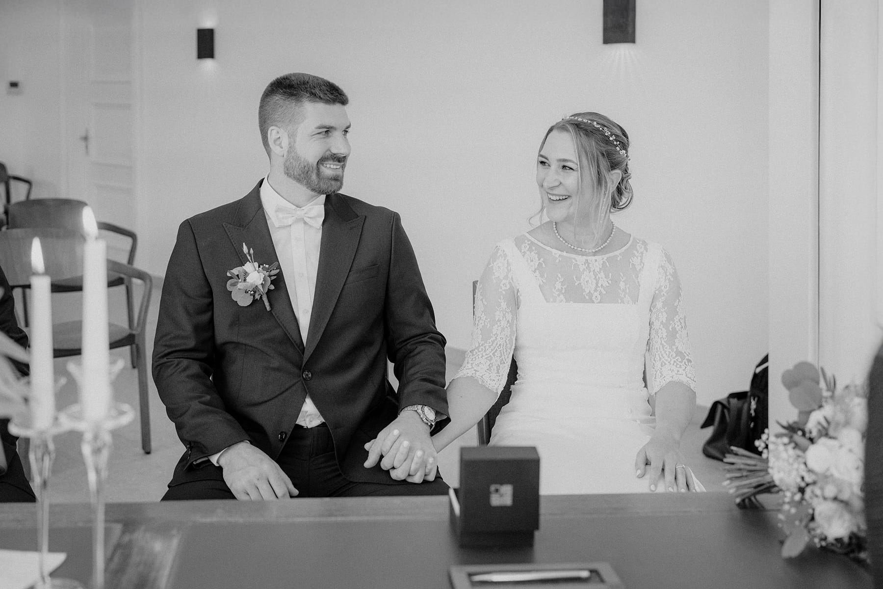 Hochzeitsfotograf Tegernsee, Rathaus Tegernsee, Hochzeit Tegernsee, Standesamt Tegernsee, Brautpaar, Fröhlich, Lachen, Aufgeregt