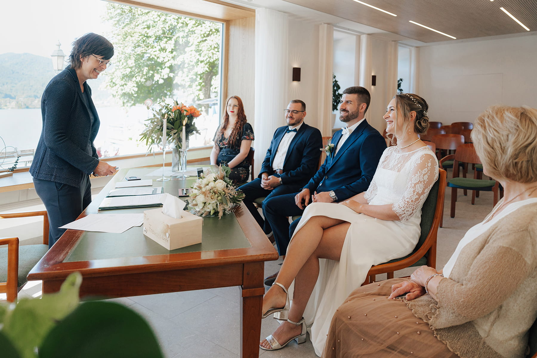 Hochzeitsfotograf Tegernsee, Rathaus Tegernsee, Hochzeit Tegernsee, Standesamt Tegernsee, Brautpaar, Fröhlich, Lachen, Hochzeitsgesellschaft, Trauung Tegernsee