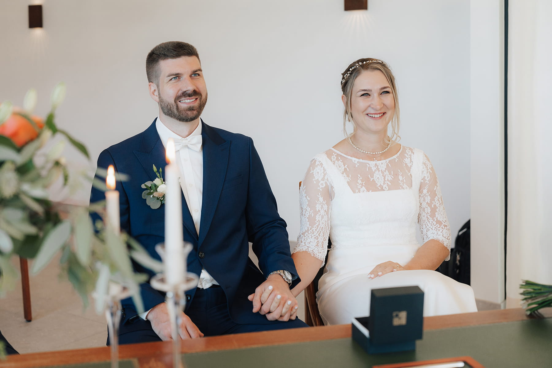 Hochzeitsfotograf Tegernsee, Rathaus Tegernsee, Hochzeit Tegernsee, Standesamt Tegernsee, Brautpaar, Fröhlich, Lachen, Trauung Tegernsee