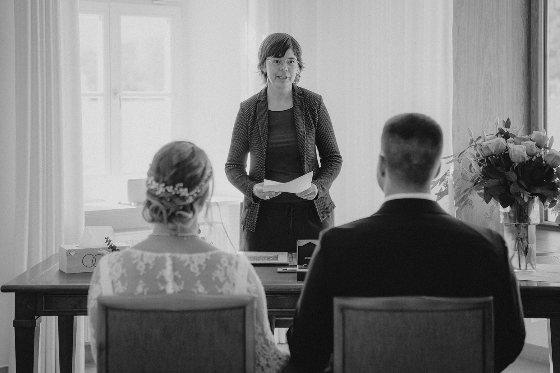 Hochzeitsfotograf Tegernsee, Rathaus Tegernsee, Hochzeit Tegernsee, Standesamt Tegernsee, Brautpaar, Trauung Tegernsee, Rückansicht