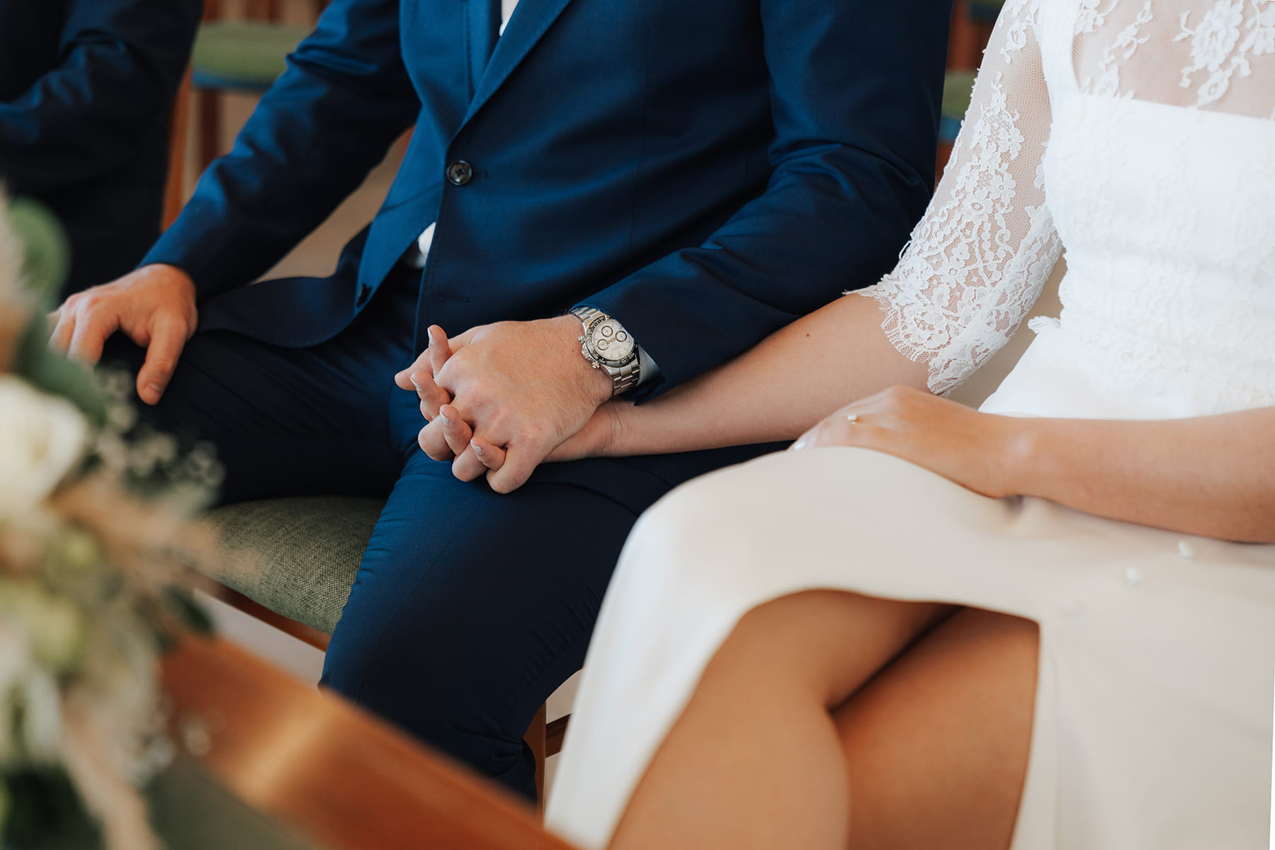 Hochzeitsfotograf Tegernsee, Rathaus Tegernsee, Hochzeit Tegernsee, Standesamt Tegernsee, Brautpaar, Hände, Nahaufnahme, Hochzeitsgesellschaft, Trauung Tegernsee