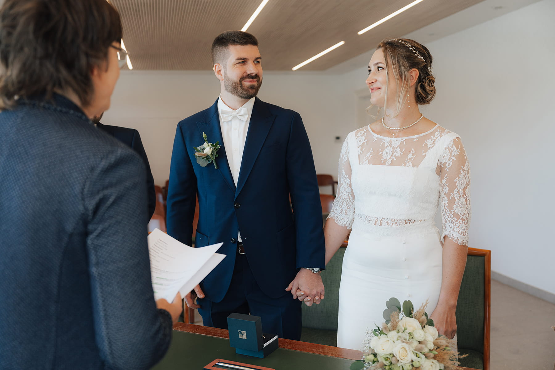 Hochzeitsfotograf Tegernsee, Rathaus Tegernsee, Hochzeit Tegernsee, Standesamt Tegernsee, Brautpaar, Fröhlich, Lachen, Trauung Tegernsee