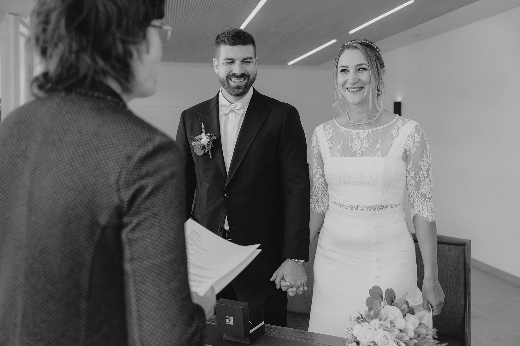 Hochzeitsfotograf Tegernsee, Rathaus Tegernsee, Hochzeit Tegernsee, Standesamt Tegernsee, Brautpaar, Fröhlich, Lachen, Trauung Tegernsee