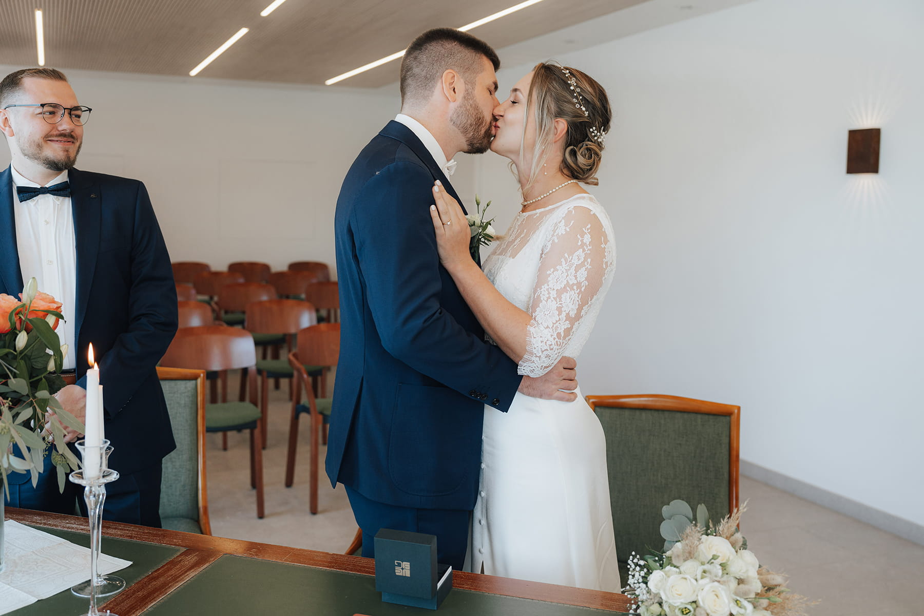 Hochzeitsfotograf Tegernsee, Rathaus Tegernsee, Hochzeit Tegernsee, Standesamt Tegernsee, Brautpaar, Fröhlich, Lachen, Kuss, Hochzeitsgesellschaft, Trauung Tegernsee, Hochzeitkuss