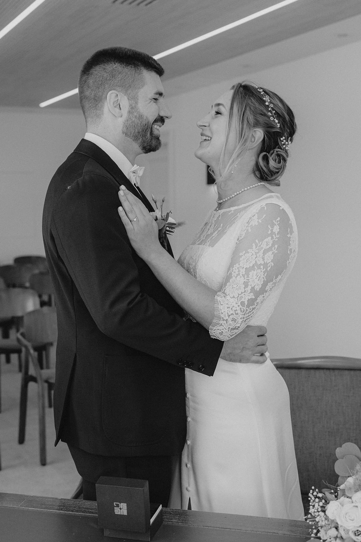 Hochzeitsfotograf Tegernsee, Rathaus Tegernsee, Hochzeit Tegernsee, Standesamt Tegernsee, Brautpaar, Fröhlich, Lachen, Trauung Tegernsee