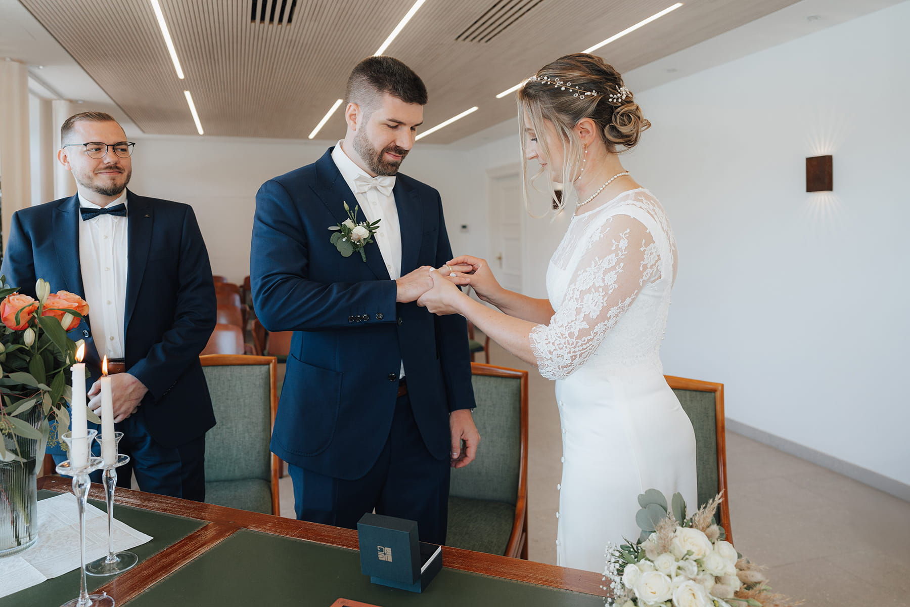 Hochzeitsfotograf Tegernsee, Rathaus Tegernsee, Hochzeit Tegernsee, Standesamt Tegernsee, Brautpaar, Ringwechsel Hochzeitsgesellschaft, Trauung Tegernsee