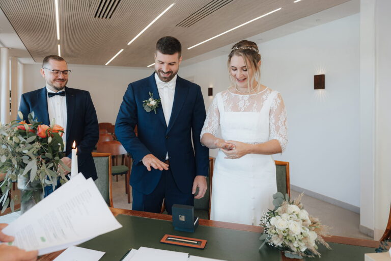 Hochzeitsfotograf Tegernsee, Rathaus Tegernsee, Hochzeit Tegernsee, Standesamt Tegernsee, Brautpaar, Fröhlich, Lachen, Ringe ansehen, Trauung Tegernsee
