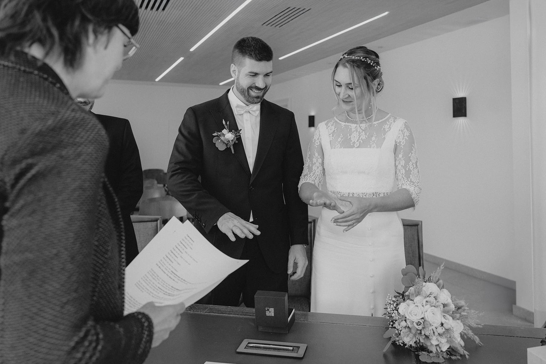 Hochzeitsfotograf Tegernsee, Rathaus Tegernsee, Hochzeit Tegernsee, Standesamt Tegernsee, Brautpaar, Ringe ansehen und vergleichen, Trauung Tegernsee