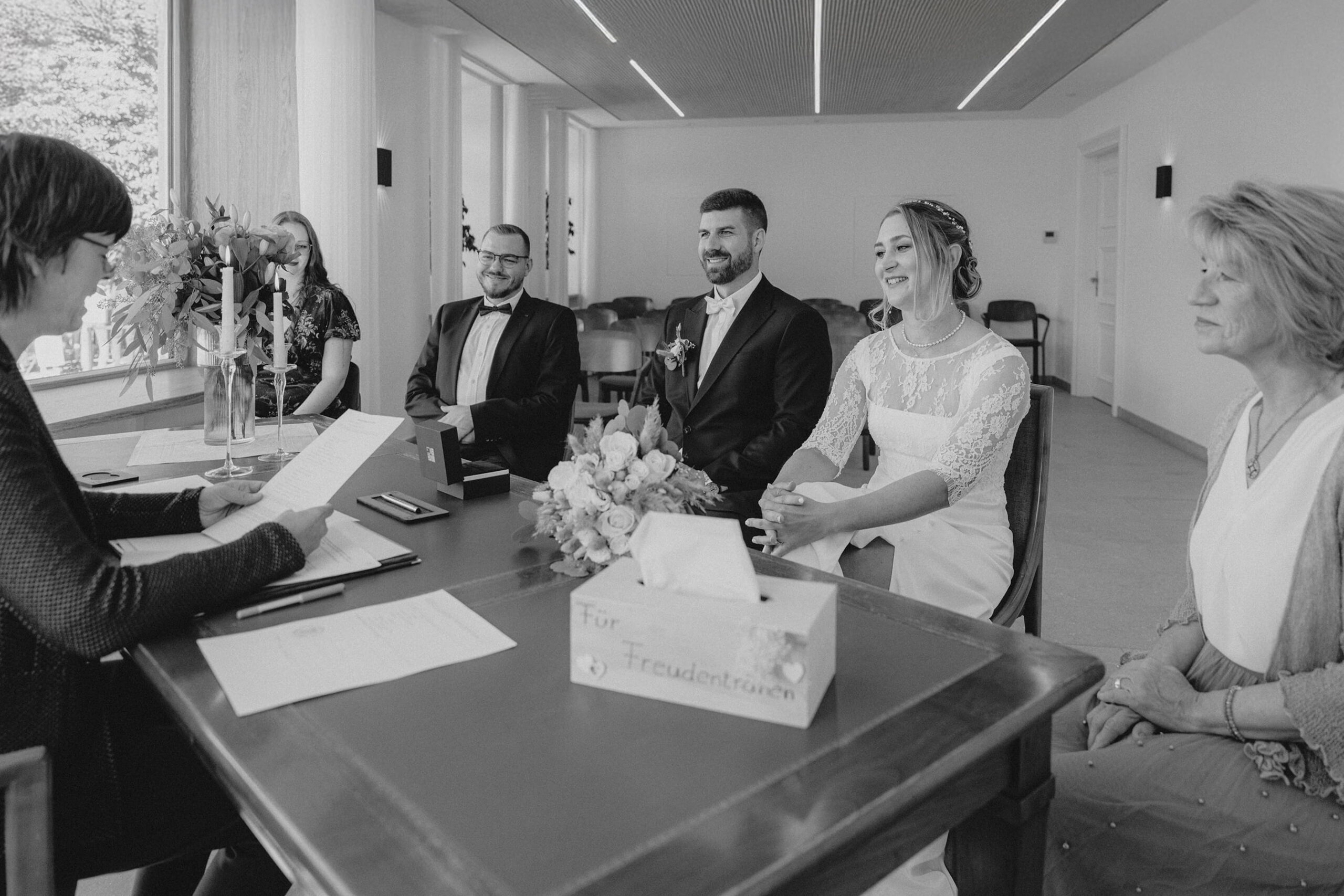 Hochzeitsfotograf Tegernsee, Rathaus Tegernsee, Hochzeit Tegernsee, Standesamt Tegernsee, Brautpaar, Fröhlich, Lachen, Hochzeitsgesellschaft, Trauung Tegernsee