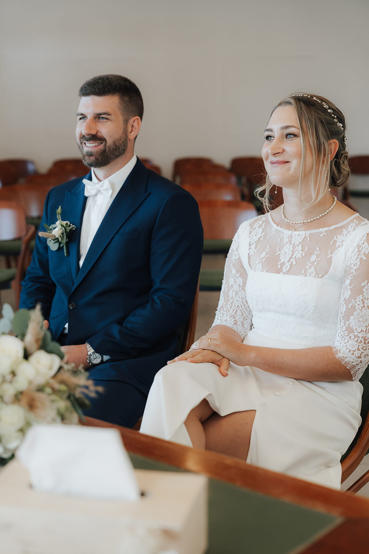 Hochzeitsfotograf Tegernsee, Rathaus Tegernsee, Hochzeit Tegernsee, Standesamt Tegernsee, Brautpaar, Fröhlich, Lachen, Trauung Tegernsee, Hochzeit am Tegernsee – standesamtliche Trauung am See