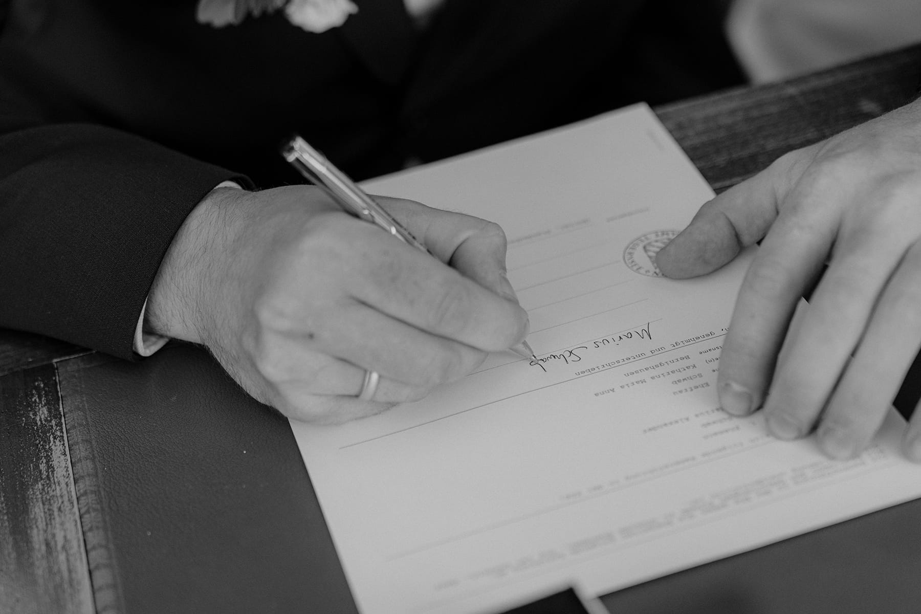 Hochzeitsfotograf Tegernsee, Rathaus Tegernsee, Hochzeit Tegernsee, Standesamt Tegernsee, Brautpaar, Unterschrift, Urkunde, Trauung Tegernsee