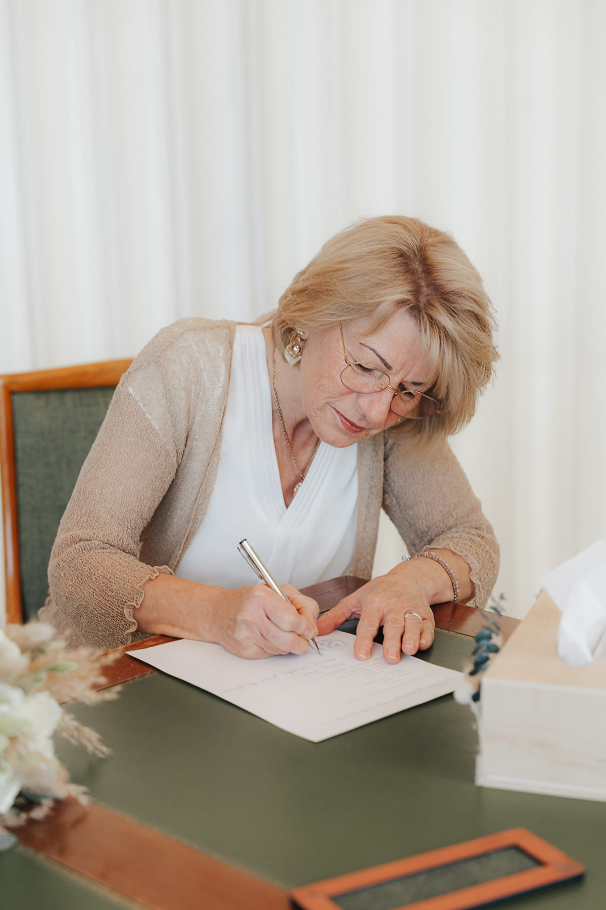 Hochzeitsfotograf Tegernsee, Rathaus Tegernsee, Hochzeit Tegernsee, Standesamt Tegernsee, Unterschrift, Urkunde, Trauzeugin, Trauung Tegernsee