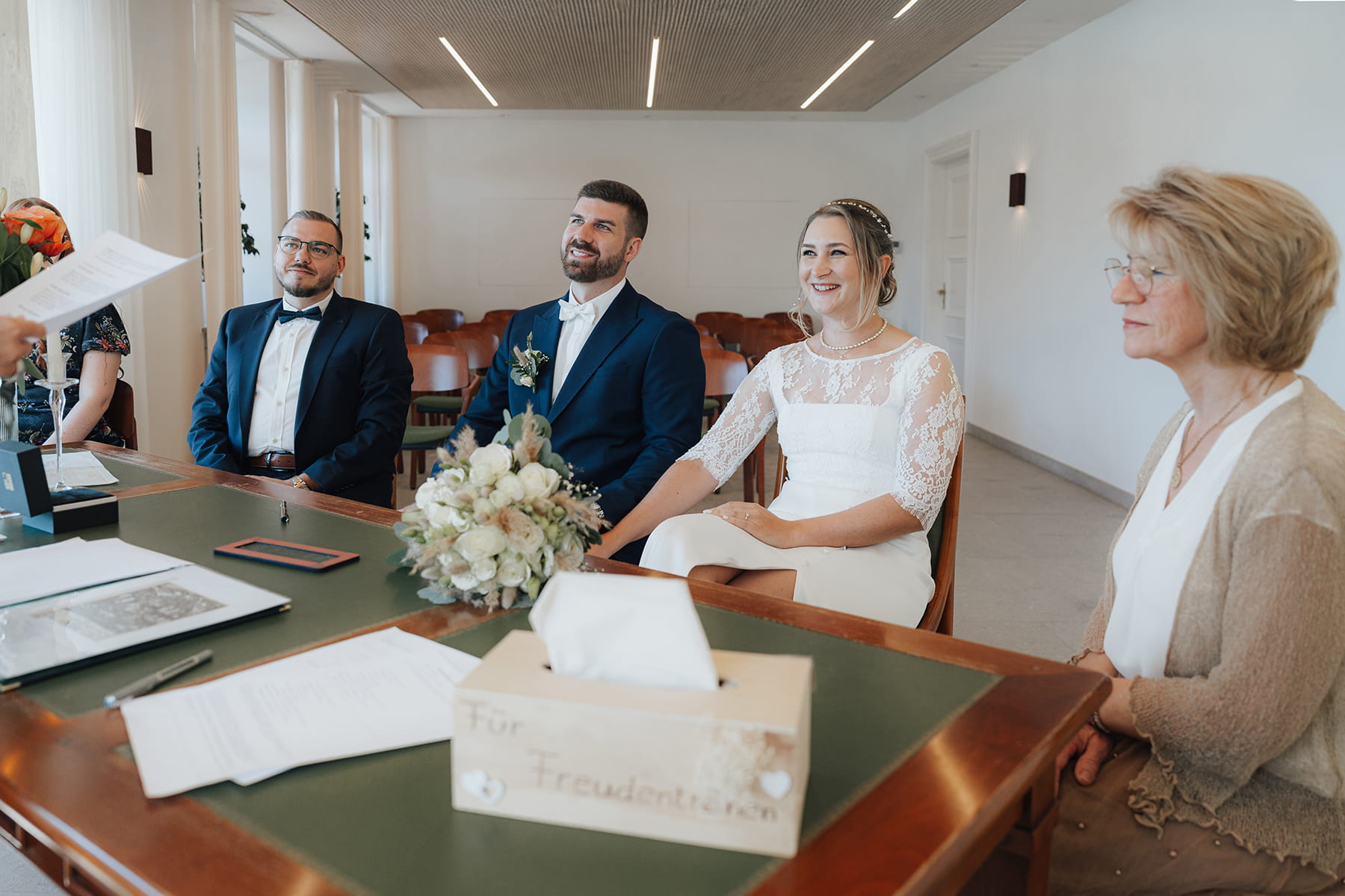 Hochzeitsfotograf Tegernsee, Rathaus Tegernsee, Hochzeit Tegernsee, Standesamt Tegernsee, Brautpaar, Fröhlich, Lachen, Hochzeitsgesellschaft, Trauung Tegernsee