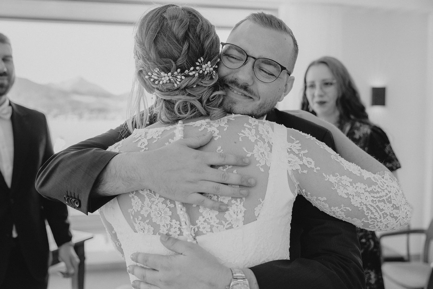 Hochzeitsfotograf Tegernsee, Rathaus Tegernsee, Hochzeit Tegernsee, Standesamt Tegernsee, Brautpaar, Fröhlich, Lachen, Hochzeitsgesellschaft, Trauung Tegernsee, Umarmung, Gratulation