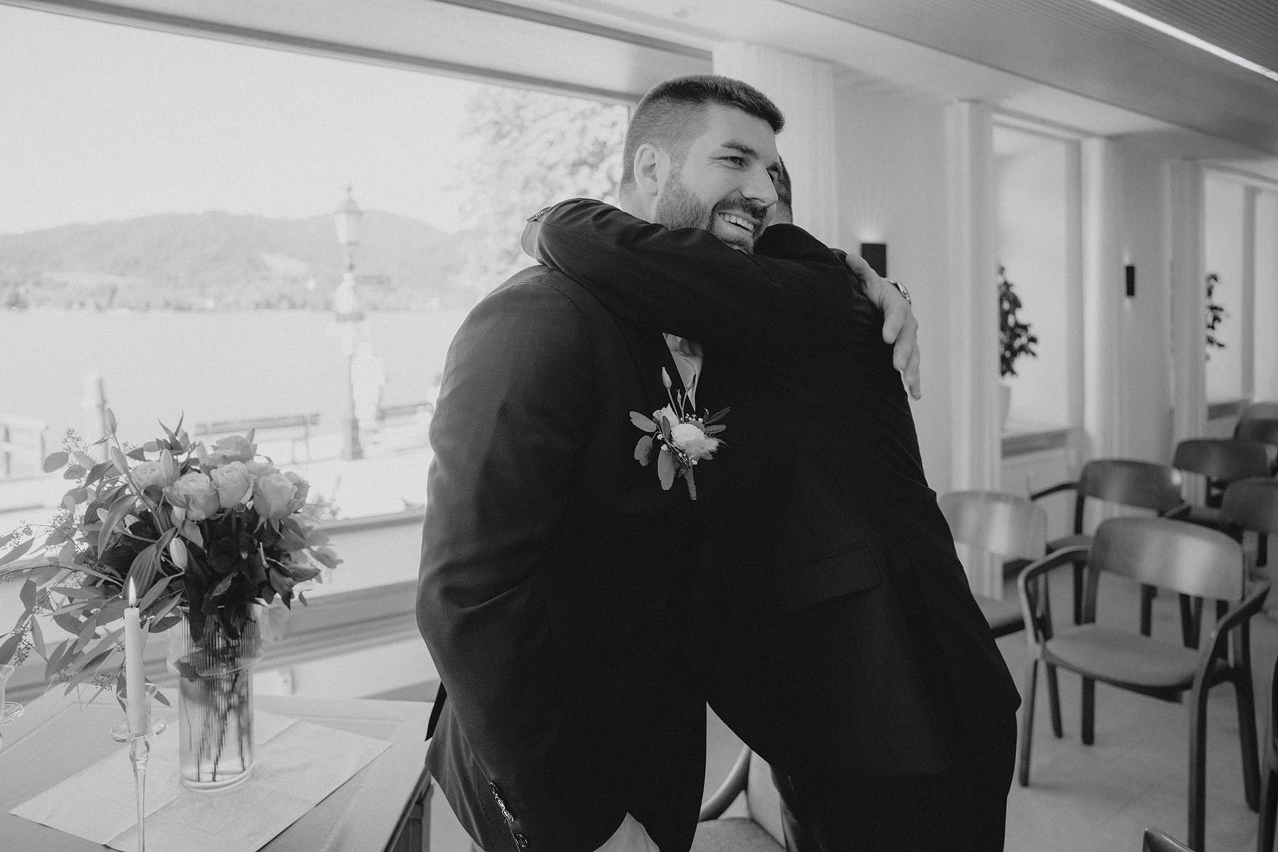 Hochzeitsfotograf Tegernsee, Rathaus Tegernsee, Hochzeit Tegernsee, Standesamt Tegernsee, Brautpaar, Fröhlich, Lachen, Hochzeitsgesellschaft, Trauung Tegernsee, Umarmung, Gratulation