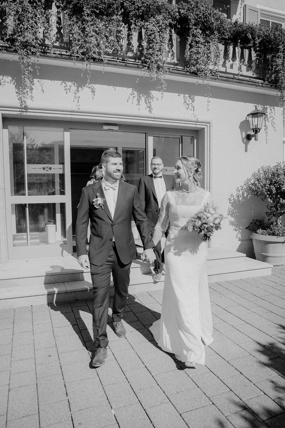 Hochzeitsfotograf Tegernsee, Rathaus Tegernsee, Hochzeit Tegernsee, Standesamt Tegernsee, Brautpaar, Fröhlich, Lachen, Hochzeitsgesellschaft, Trauung Tegernsee, Sonnenschein,