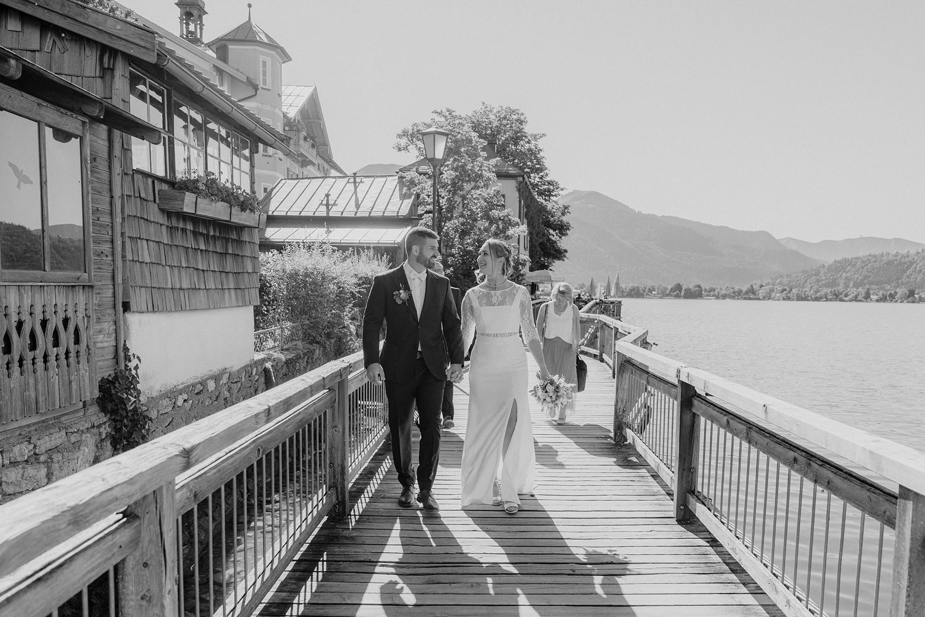 Hochzeitsfotograf Tegernsee, Rathaus Tegernsee, Hochzeit Tegernsee, Standesamt Tegernsee, Brautpaar, Fröhlich, Lachen, Hochzeitsgesellschaft, Trauung Tegernsee, Spazieren, See, Bergblick, Hochzeitspaar