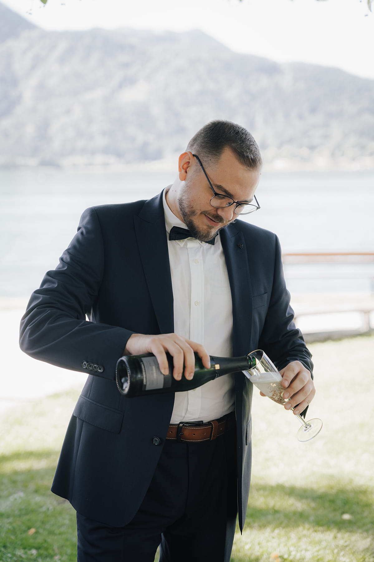 Hochzeitsfotograf Tegernsee, Rathaus Tegernsee, Hochzeit Tegernsee, Standesamt Tegernsee, Hochzeitsgast, Sekt, Sektglas, Einschenken, Trauung Tegernsee