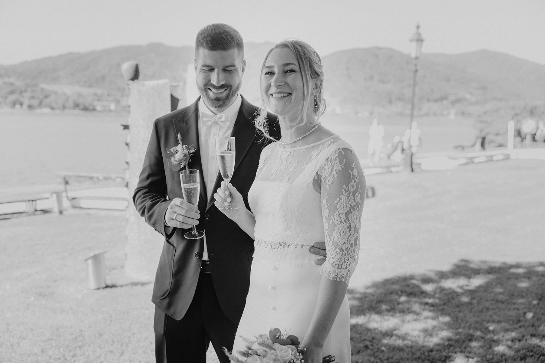 Hochzeitsfotograf Tegernsee, Rathaus Tegernsee, Hochzeit Tegernsee, Standesamt Tegernsee, Brautpaar, Fröhlich, Lachen, Hochzeitsgesellschaft, Trauung Tegernsee, Anstoßen, Sekt, Sektgläser, See, Champagner