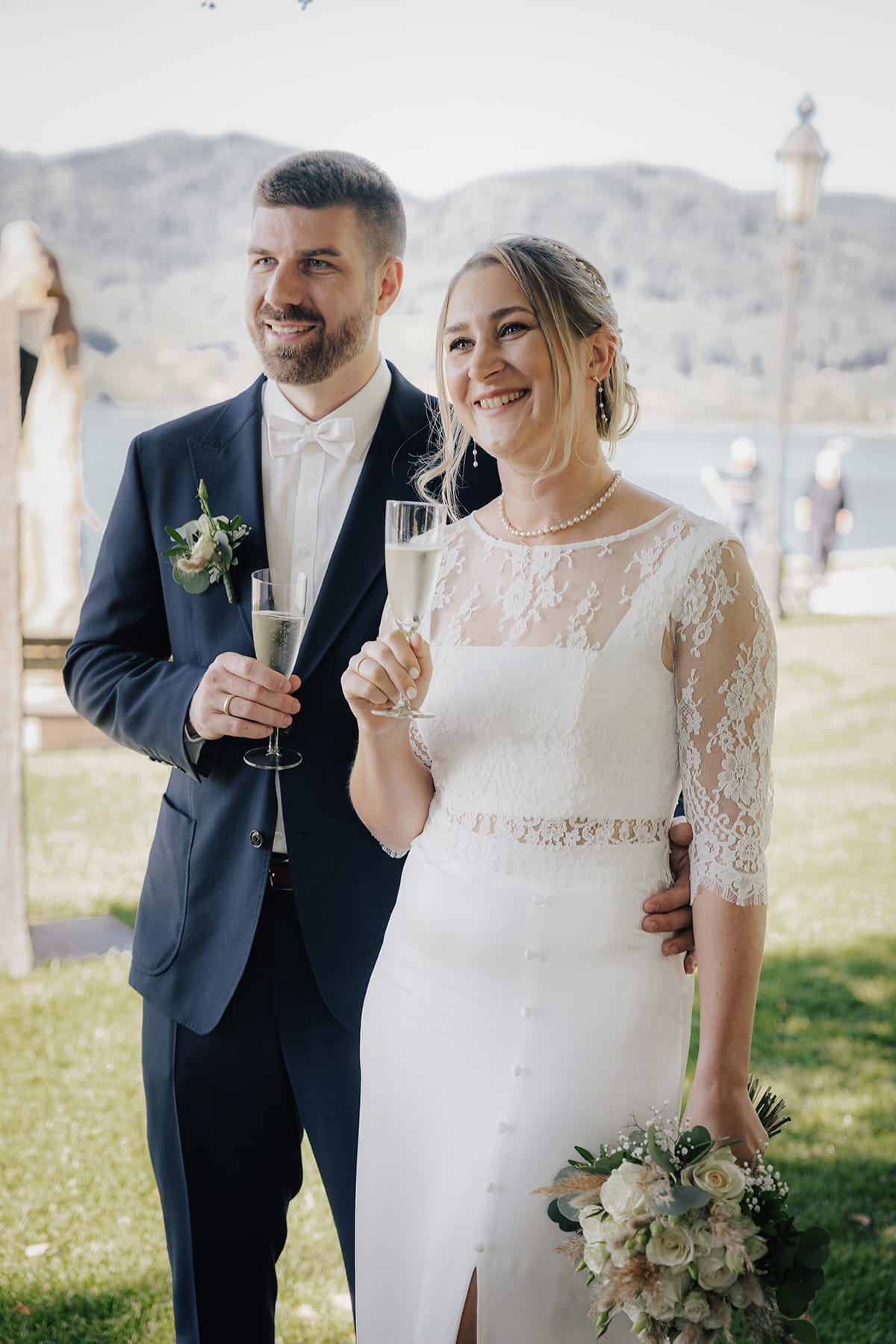 Hochzeitsfotograf Tegernsee, Rathaus Tegernsee, Hochzeit Tegernsee, Standesamt Tegernsee, Brautpaar, Fröhlich, Lachen, Hochzeitsgesellschaft, Trauung Tegernsee, Anstoßen, Sekt, Sektglas, Champagner