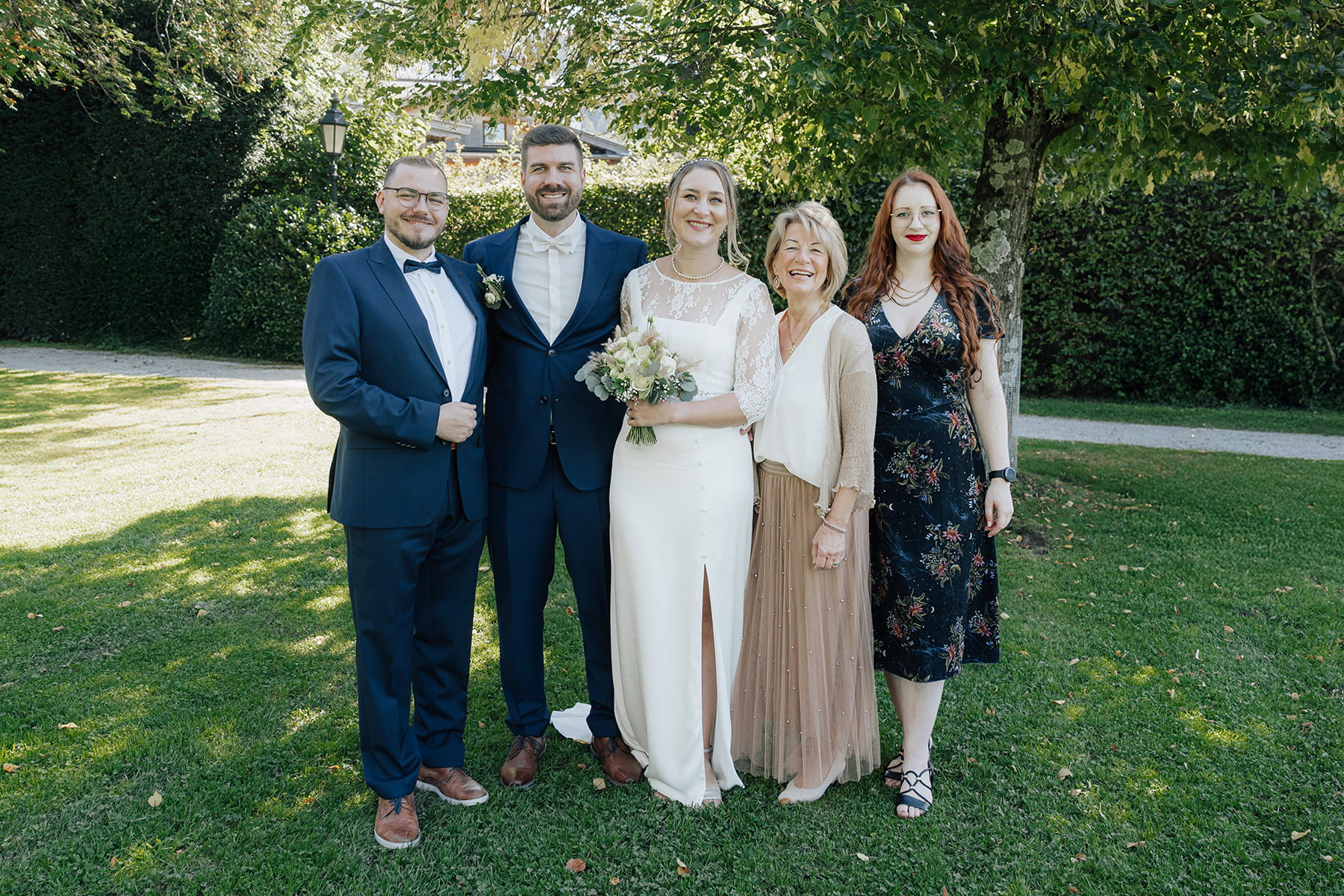 Hochzeitsfotograf Tegernsee, Rathaus Tegernsee, Hochzeit Tegernsee, Standesamt Tegernsee, Brautpaar, Fröhlich, Lachen, Hochzeitsgesellschaft, Trauung Tegernsee, Gruppenfoto