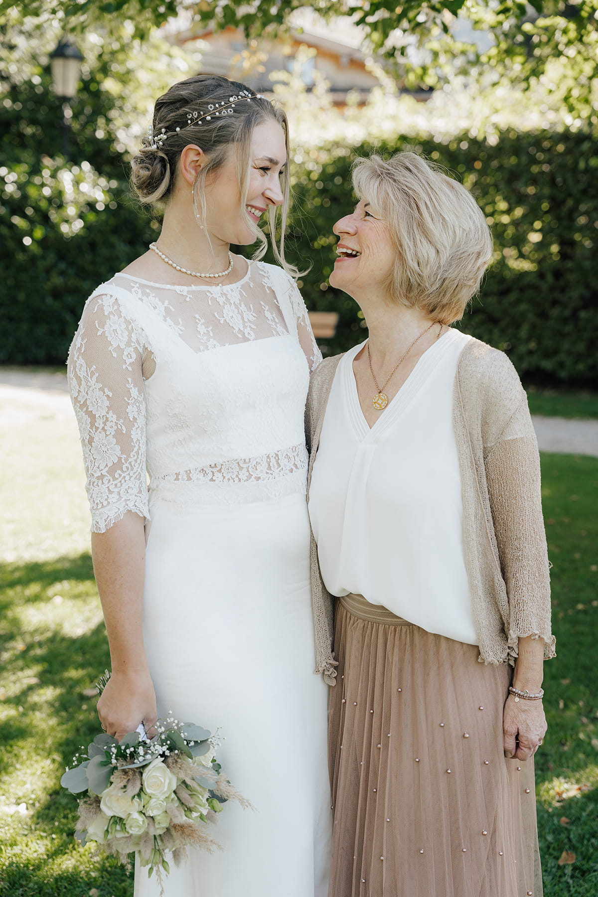 Hochzeitsfotograf Tegernsee, Rathaus Tegernsee, Hochzeit Tegernsee, Standesamt Tegernsee, Hochzeitsgast, Fröhlich, Lachen, Hochzeitsgesellschaft, Trauung Tegernsee, Gruppenfoto, Trauzeugin