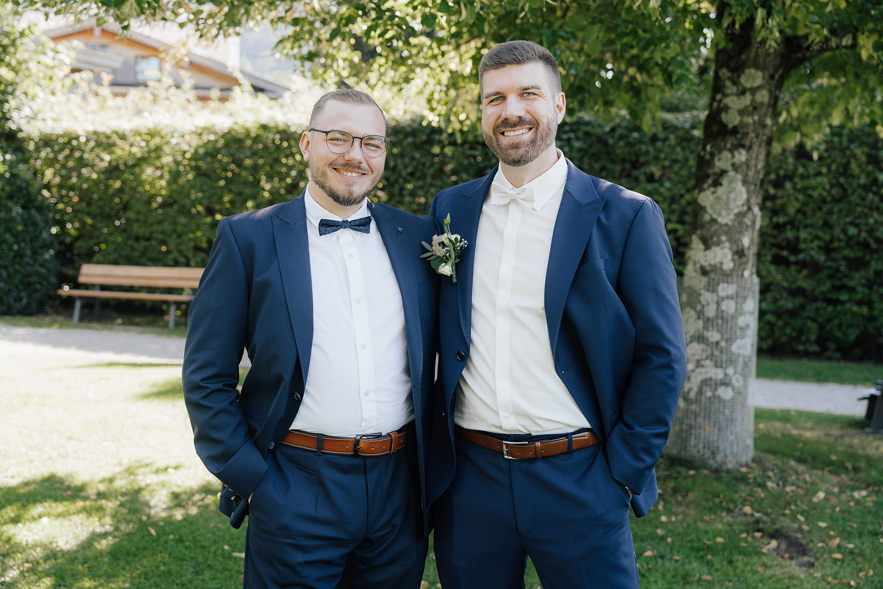 Hochzeitsfotograf Tegernsee, Rathaus Tegernsee, Hochzeit Tegernsee, Standesamt Tegernsee, Hochzeitsgast, Fröhlich, Lachen, Hochzeitsgesellschaft, Trauung Tegernsee, Gruppenfoto, Trauzeuge