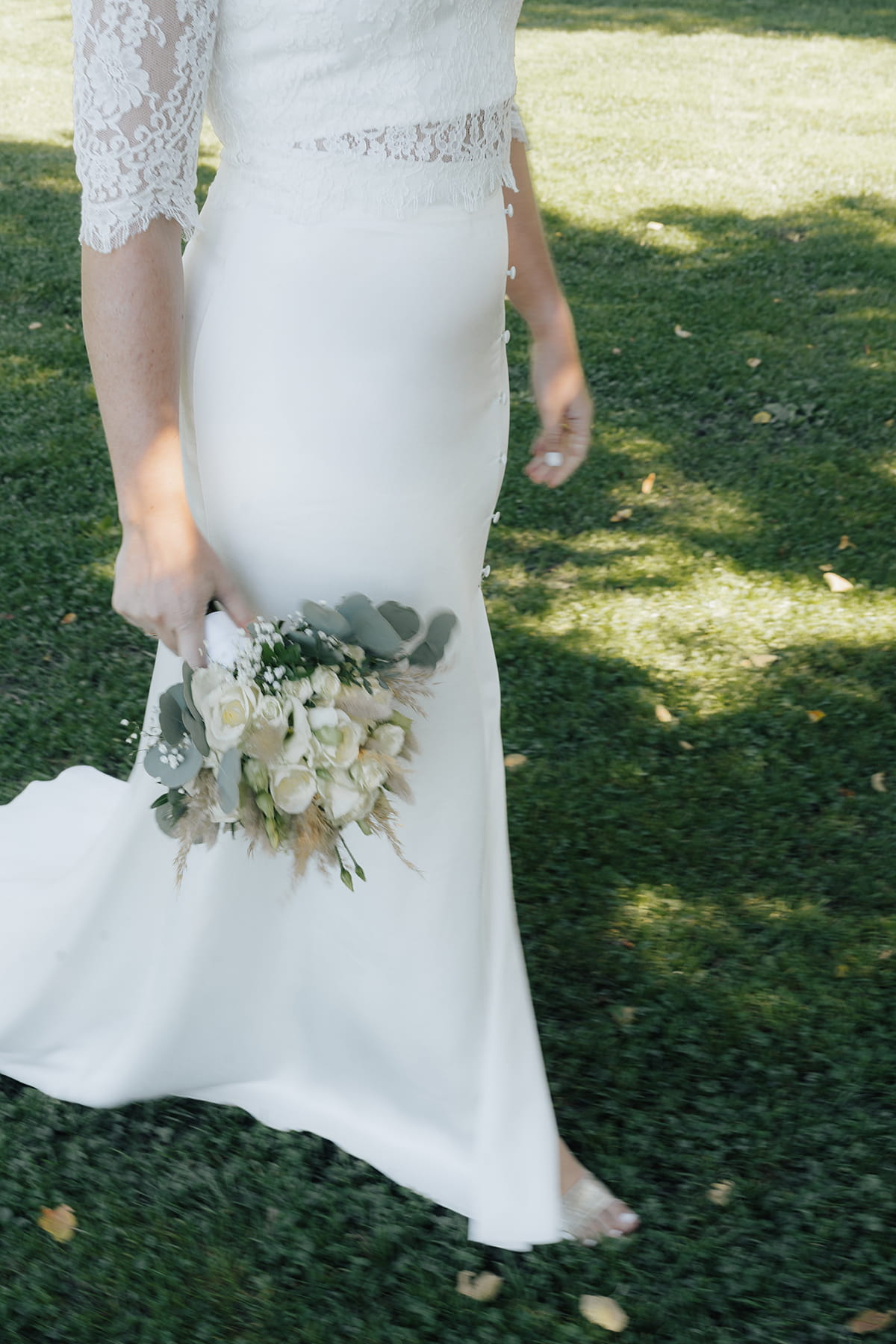 Hochzeitsfotograf Tegernsee, Rathaus Tegernsee, Hochzeit Tegernsee, Standesamt Tegernsee, Braut, Fröhlich, Lachen, Hochzeitsgesellschaft, Trauung Tegernsee, Brautstrauß, Blumenstrauß