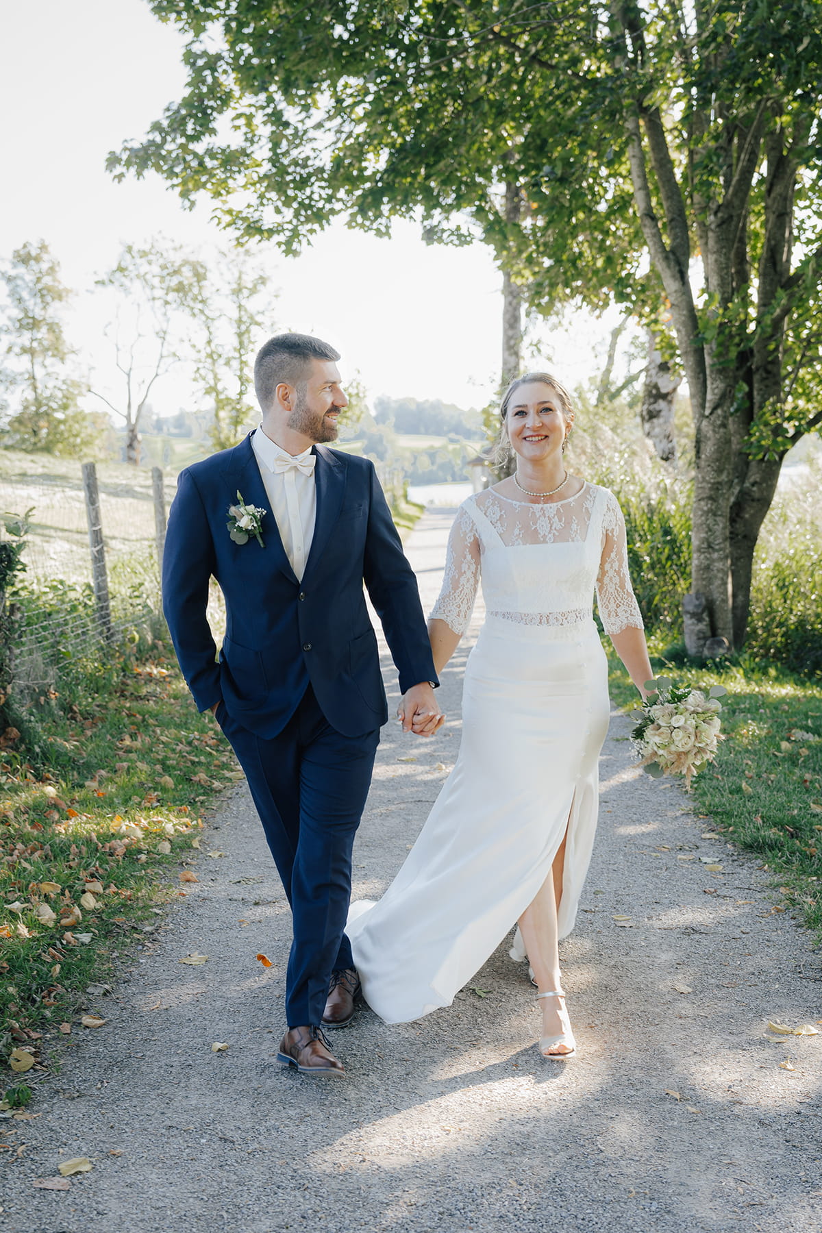 Hochzeitsfotograf Tegernsee, Rathaus Tegernsee, Hochzeit Tegernsee, Standesamt Tegernsee, Brautpaar, Fröhlich, Lachen, Hochzeitspaar, Trauung Tegernsee, Brautstrauß, Blumenstrauß, Brautkleid, Bräutigam