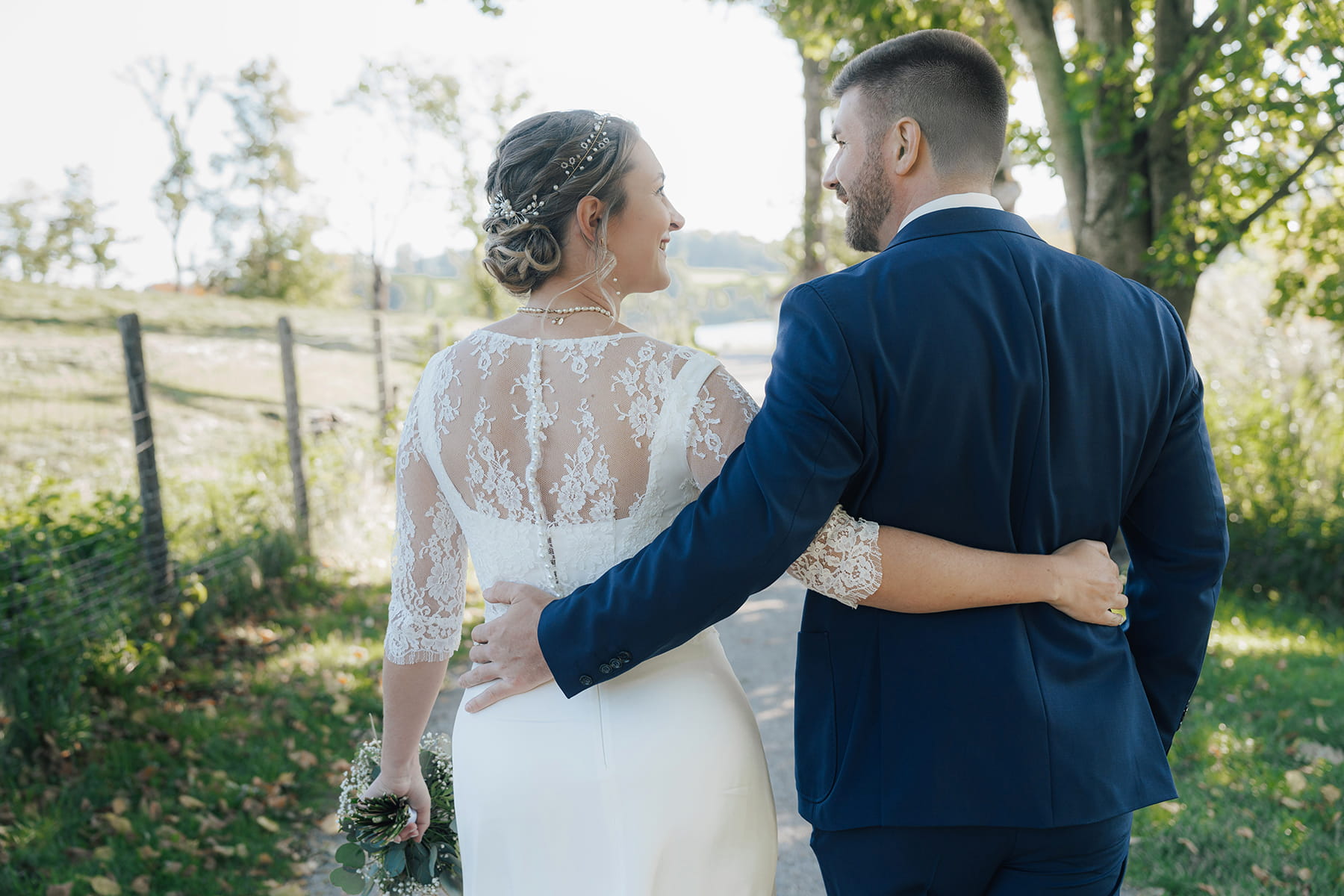 Hochzeitsfotograf Tegernsee, Rathaus Tegernsee, Hochzeit Tegernsee, Standesamt Tegernsee, Brautpaar, Fröhlich, Lachen, Hochzeitspaar, Trauung Tegernsee, Brautstrauß, Blumenstrauß, Brautkleid, Bräutigam, Umarmung, Brautpaarshooting