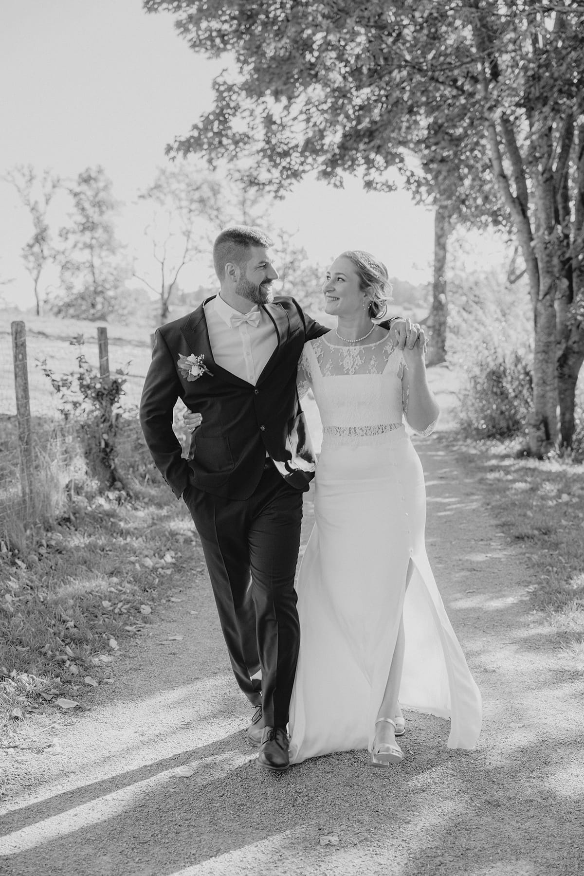 Hochzeitsfotograf Tegernsee, Rathaus Tegernsee, Hochzeit Tegernsee, Standesamt Tegernsee, Brautpaar, Fröhlich, Lachen, Hochzeitspaar, Trauung Tegernsee, Brautstrauß, Blumenstrauß, Brautkleid, Bräutigam, Umarmung, Brautpaarshooting