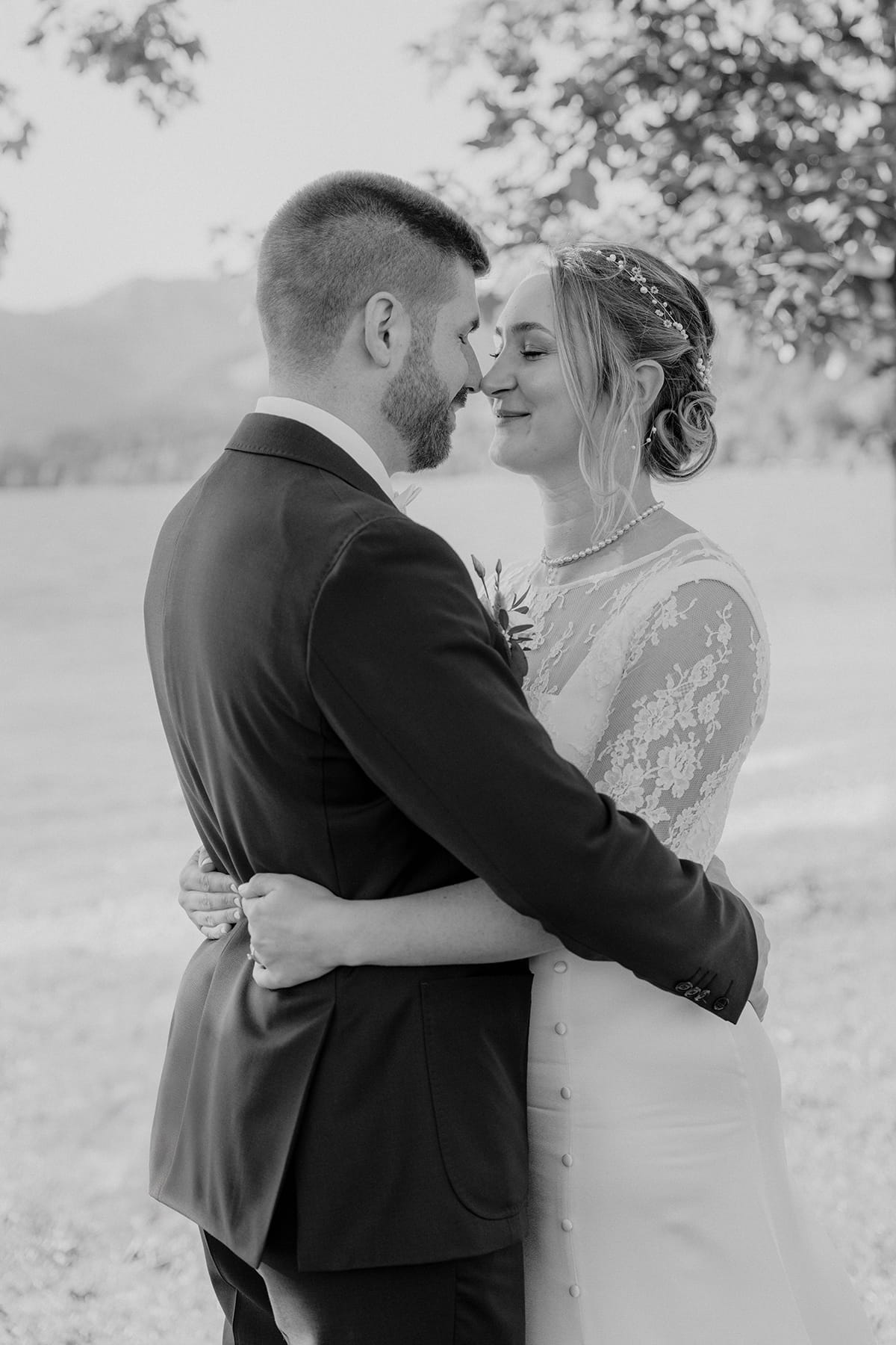 Hochzeitsfotograf Tegernsee, Rathaus Tegernsee, Hochzeit Tegernsee, Standesamt Tegernsee, Brautpaar, Fröhlich, Lachen, Hochzeitspaar, Trauung Tegernsee, Brautstrauß, Blumenstrauß, Brautkleid, Bräutigam, Umarmung, Brautpaarshooting