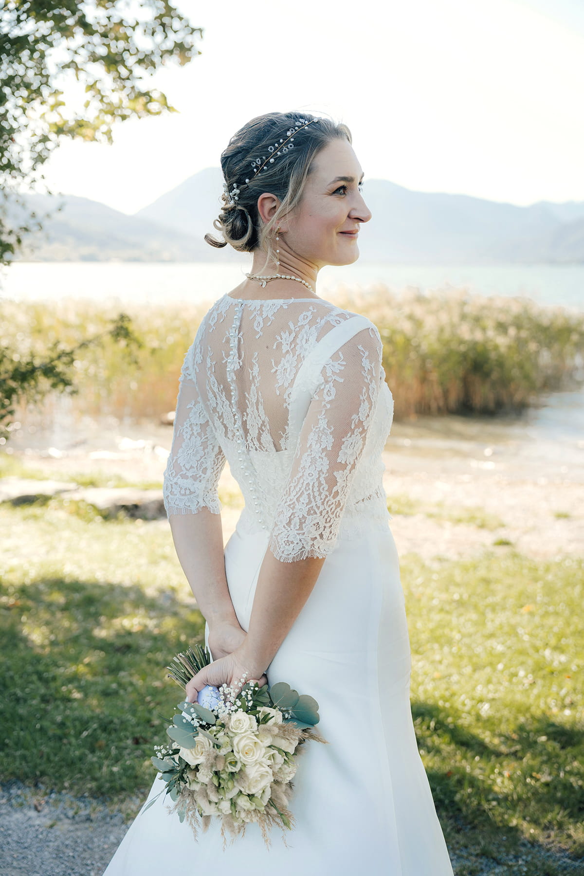 Hochzeitsfotograf Tegernsee, Rathaus Tegernsee, Hochzeit Tegernsee, Standesamt Tegernsee, Portrait, Fröhlich, Lachen, Braut, Trauung Tegernsee, Brautstrauß, Blumenstrauß, Brautkleid, Bräutigam, Umarmung, Brautpaarshooting