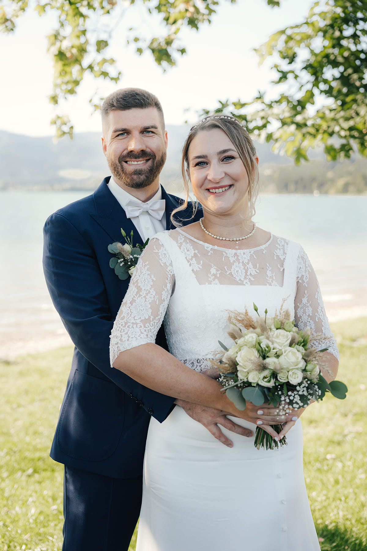 Hochzeitsfotograf Tegernsee, Rathaus Tegernsee, Hochzeit Tegernsee, Standesamt Tegernsee, Brautpaar, Fröhlich, Lachen, Hochzeitspaar, Trauung Tegernsee, Brautstrauß, Blumenstrauß, Brautkleid, Bräutigam, Umarmung, Brautpaarshooting