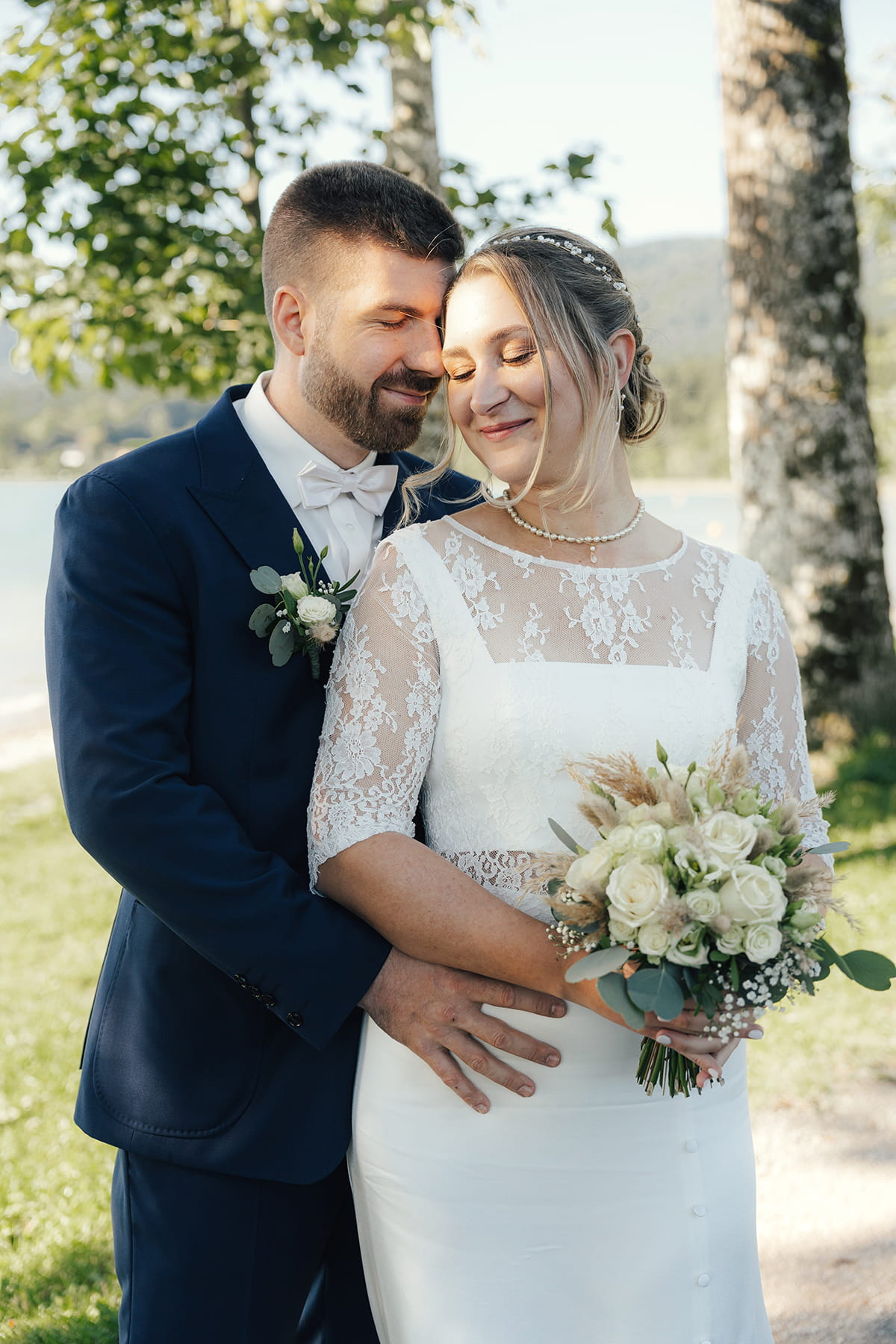 Hochzeitsfotograf Tegernsee, Rathaus Tegernsee, Hochzeit Tegernsee, Standesamt Tegernsee, Hochzeitsfotograf Schliersee, Heiraten in Bayern, Brautpaar, Fröhlich, Lachen, Hochzeitspaar, Trauung Tegernsee, Brautstrauß, Blumenstrauß, Brautkleid, Bräutigam, Umarmung, Brautpaarshooting