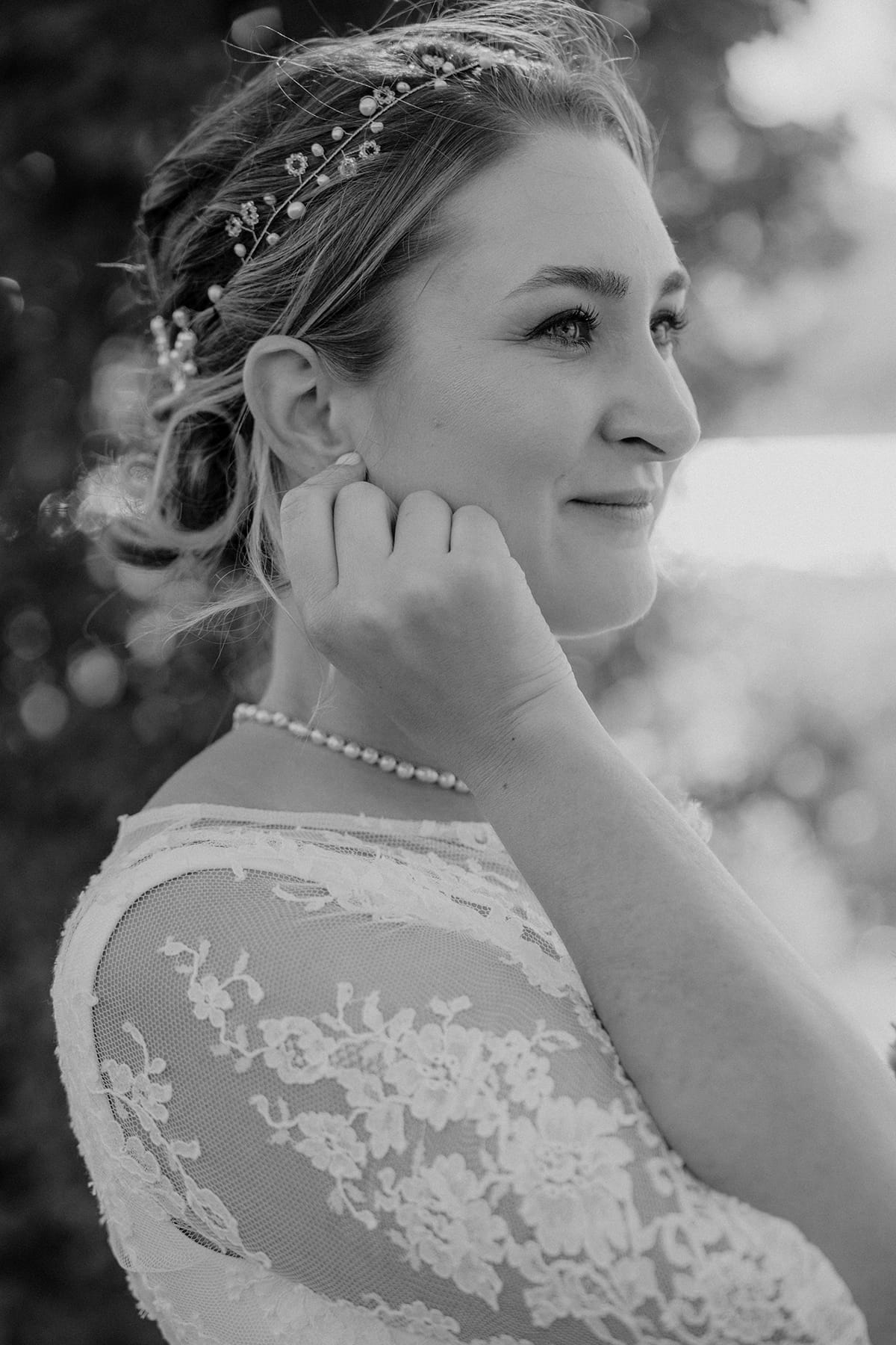 Hochzeitsfotograf Tegernsee, Rathaus Tegernsee, Hochzeit Tegernsee, Standesamt Tegernsee, Portrait, Fröhlich, Lachen, Braut, Trauung Tegernsee, Brautfrisur, Brautkleid, Brautpaarshooting