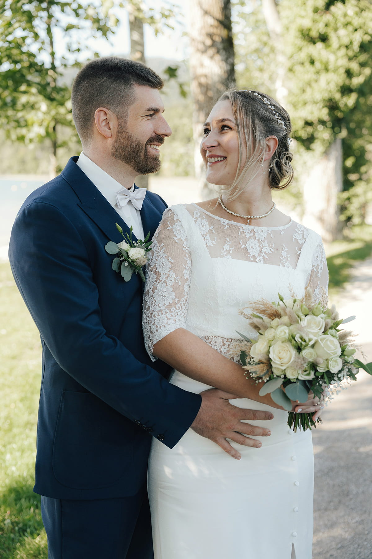 Hochzeitsfotograf Tegernsee, Rathaus Tegernsee, Hochzeit Tegernsee, Standesamt Tegernsee, Portrait, Fröhlich, Lachen, Braut, Trauung Tegernsee, Brautstrauß, Blumenstrauß, Brautkleid, Bräutigam, Umarmung, Brautpaarshooting