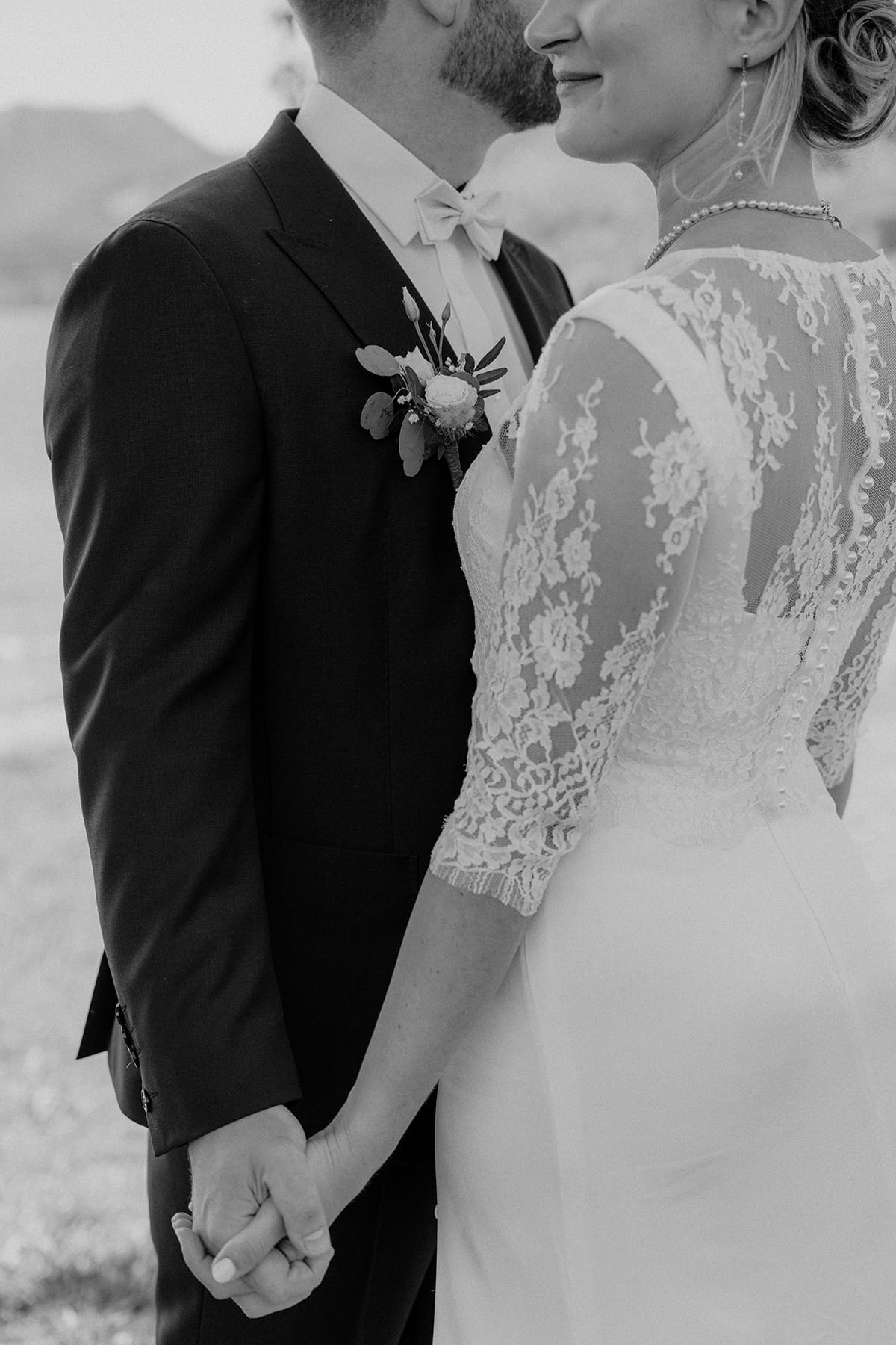 Hochzeitsfotograf Tegernsee, Rathaus Tegernsee, Hochzeit Tegernsee, Standesamt Tegernsee, Portrait, Fröhlich, Lachen, Braut, Trauung Tegernsee, Brautstrauß, Blumenstrauß, Brautkleid, Bräutigam, Umarmung, Brautpaarshooting, Anstecker