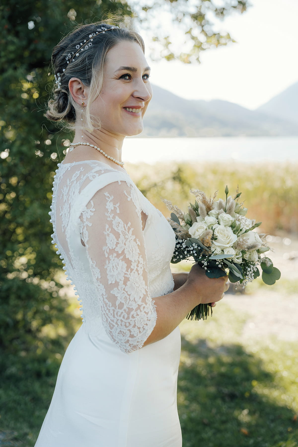 Hochzeitsfotograf Tegernsee, Rathaus Tegernsee, Hochzeit Tegernsee, Standesamt Tegernsee, Portrait, Fröhlich, Lachen, Braut, Trauung Tegernsee, Brautstrauß, Blumenstrauß, Brautkleid, Brautpaarshooting, Haarschmuck