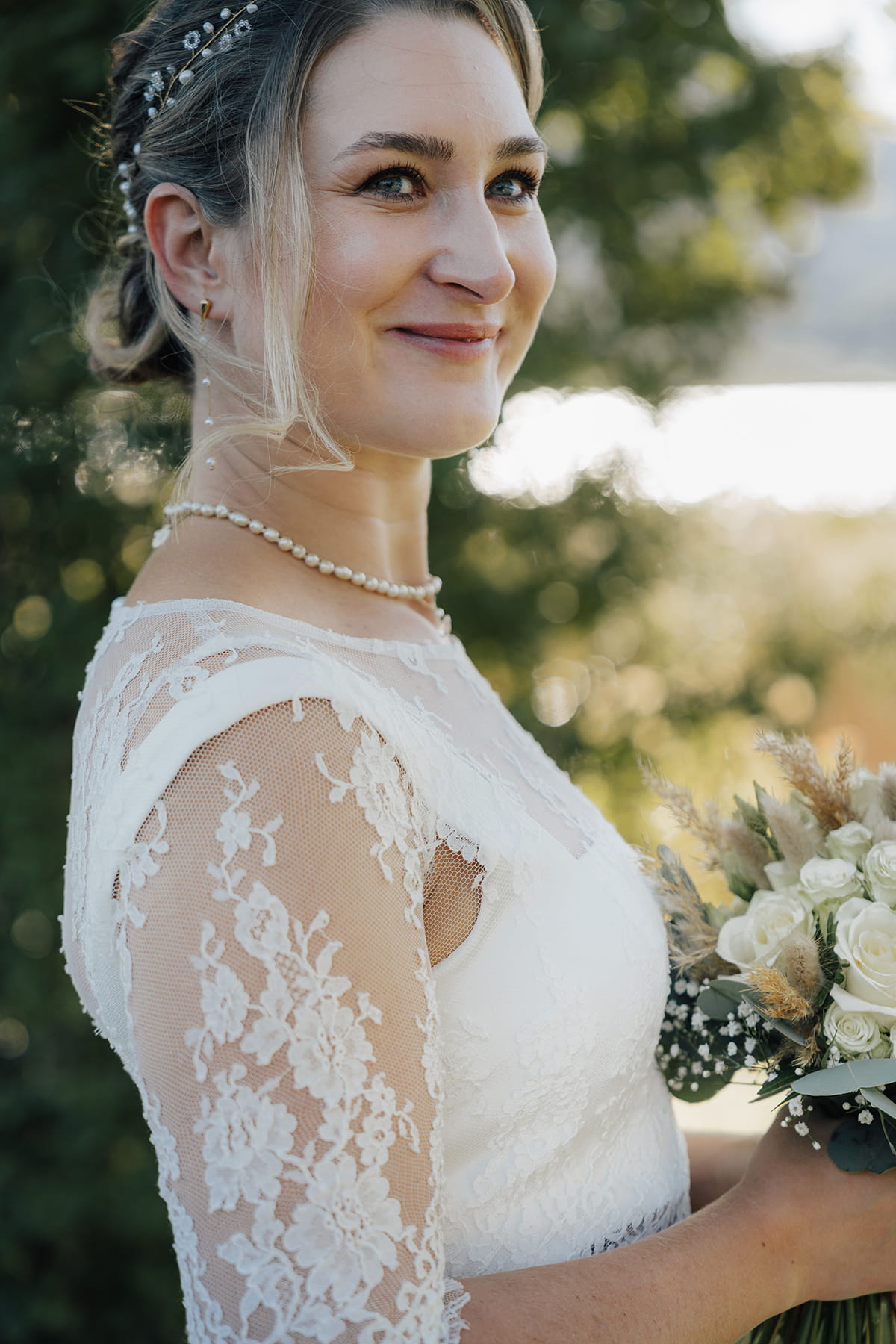 Hochzeitsfotograf Tegernsee, Rathaus Tegernsee, Hochzeit Tegernsee, Standesamt Tegernsee, Portrait, Fröhlich, Lachen, Braut, Trauung Tegernsee, Brautstrauß, Blumenstrauß, Brautkleid, Brautpaarshooting, Haarschmuck, Halskette